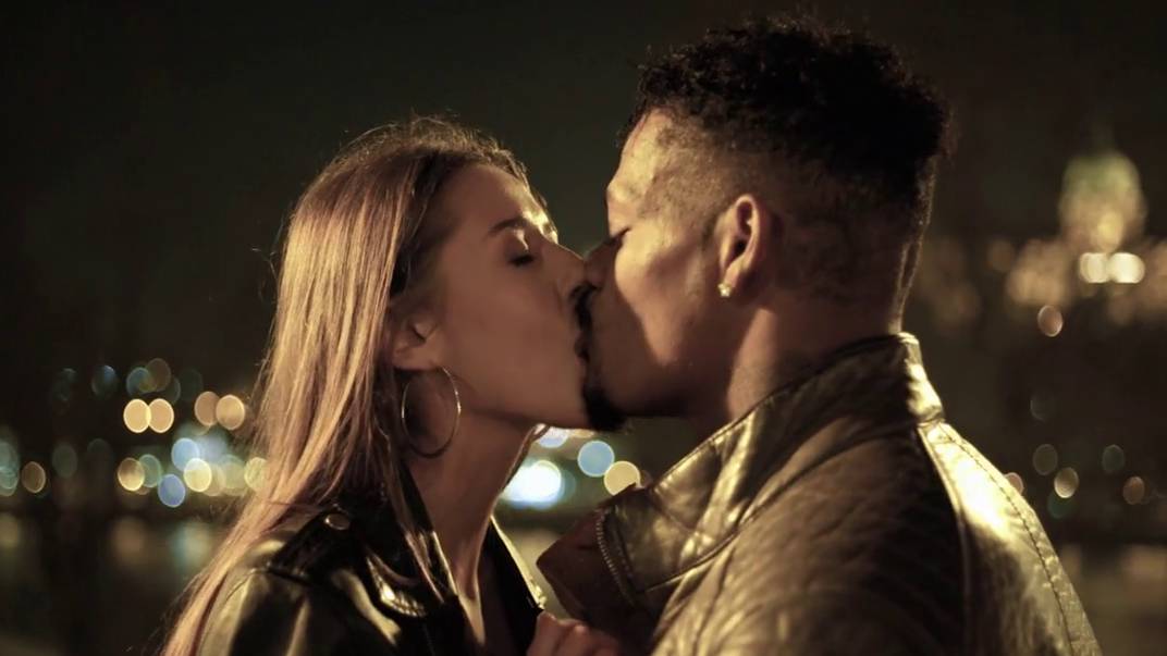 Красивая девушка - "Романтическое свидание с продолжением" смотреть онлайн