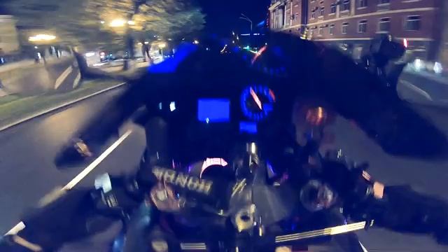 Езда на заднем колесе в центре города на спортбайке Honda CBR929RR смотреть онлайн