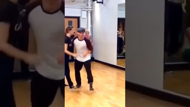 культурь-мультурь или танцы-шманцы, а если серьёзно, то преподы показывают ученикам танец.mp4