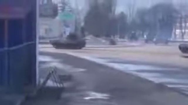 Ukraine War Russian tanks moving through Buryn in the Sumy region смотреть онлайн