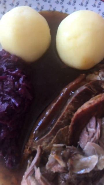 German Food: Putenkeule Mit Rotkohl Und Kartoffelknödel