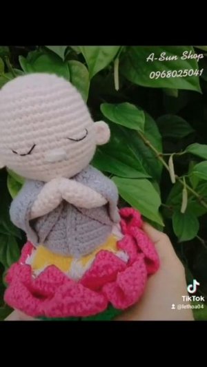 Chú tiểu tọa đài sen móc len