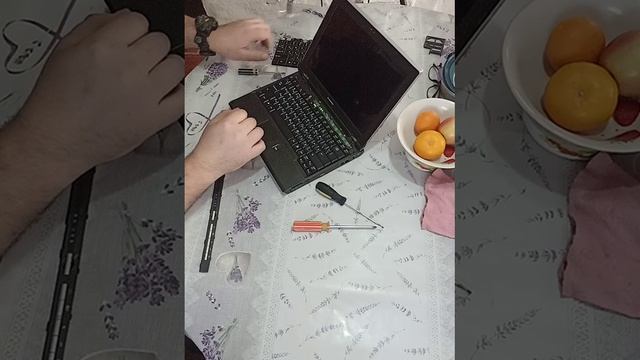 Замена клавиатуры на ноутбуке Lenovo 3000V100, на старой клавиатуре было КЗ и PC не включается. смотреть онлайн