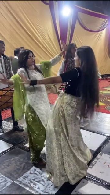 Young Girl's Dance In Wedding Party смотреть онлайн