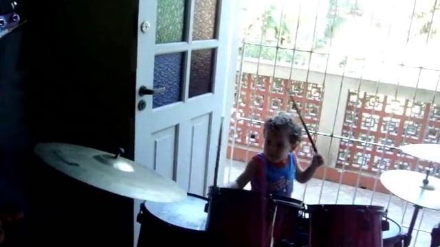 Davi (3 anos) arrasando na bateria! смотреть онлайн