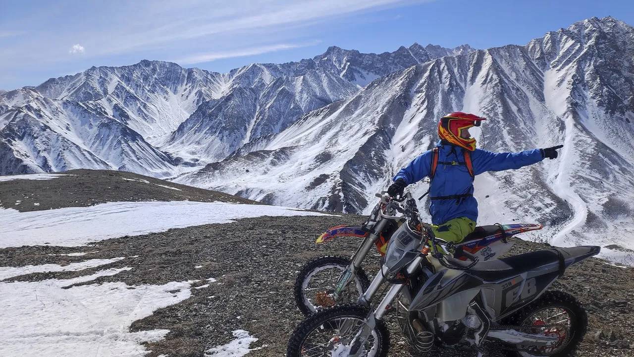 Ледопады в горах. Эндуро покатушка Мунку-Сардык смотреть онлайн