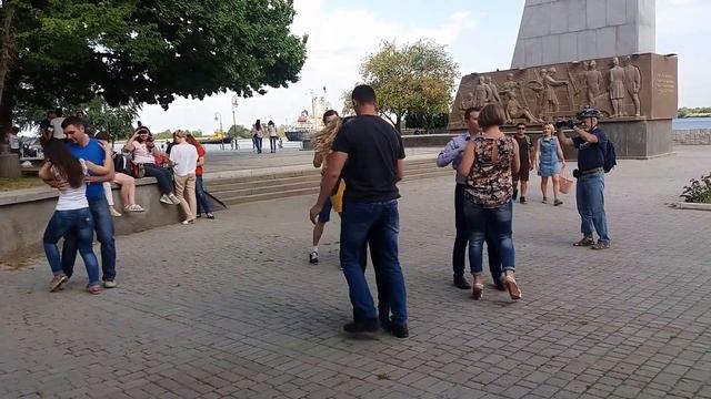 Открытие сезона сальса опен-эйров в Херсоне (06-05-17).mp4 смотреть онлайн