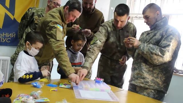 Денис Проценко показує бійцям як плести браслети смотреть онлайн