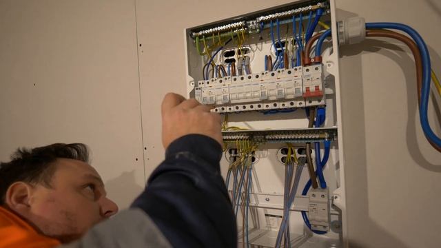 Installing a Verso consumer unit | Playing electrician simulator смотреть онлайн