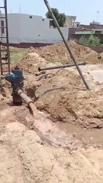 Water from boring tube well is being cleaned with the help of tracker 4|| #boring #short #shorts смотреть онлайн