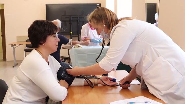 Пройти диспансеризацию жители Щёлково смогли во время прогулки в парке смотреть онлайн