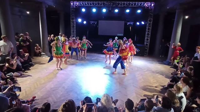 Giordano Duberger & HavanaDance Show Company- Chancletas en Rusia смотреть онлайн