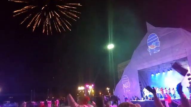 Салют в честь завершения игр ЧМХМ2016 в группе А и победы сборной России смотреть онлайн
