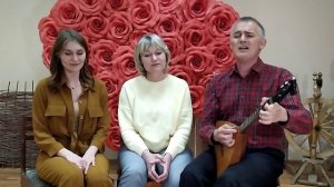 3 песни:
1. Развечор моя милая 
2. Я встретил розу
3. Брякнули чашки тарелки