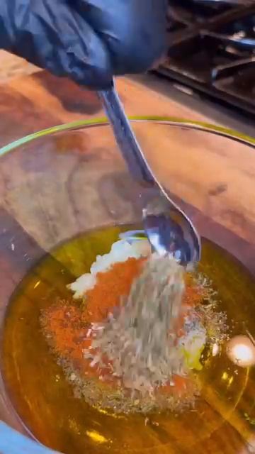 Форель с чесноком и травами 😜 смотреть онлайн