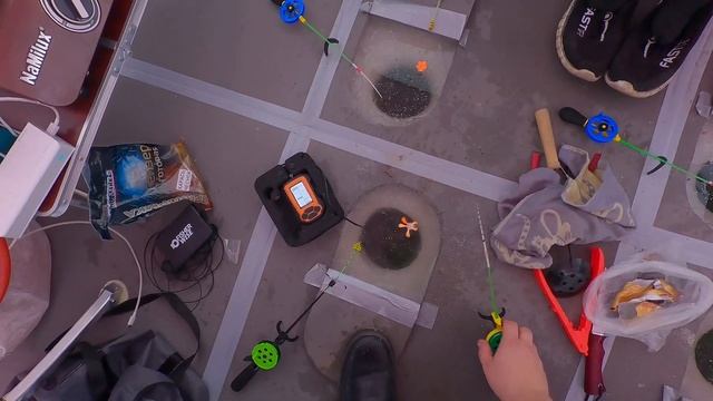 Рыбалка на льду с ночёвкой озеро Большой атяж ловля карася Сезон Первого льда 2024-2025