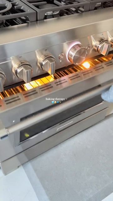 Нужно иметь что-то общее, чтобы понимать друг друга, и чем-то отличаться, чтобы любить друг друга.