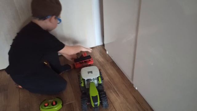 Zabawki Bruder + Wały, Case, Deutz Fahr, Claas Axion RC смотреть онлайн