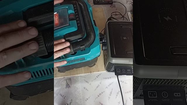 Аккумуляторный пылесос для сухой и влажной уборки, можно подключать инструмент. смотреть онлайн