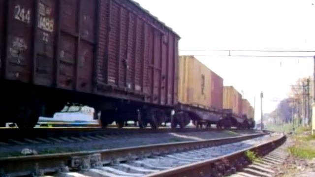 ВЛ80к-219 трогается с места с грузовым поездом смотреть онлайн