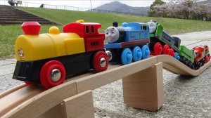 Паровозик Томас спишит к своим друзьям рассказать новость. Видео для детей. 
#дети
#видеодлядетей