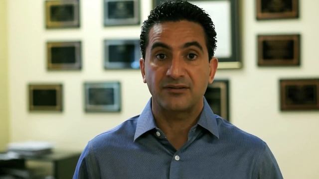 How to Choose Your Cosmetic Dentist | Dr. Safarian | Irresistible Smiles смотреть онлайн