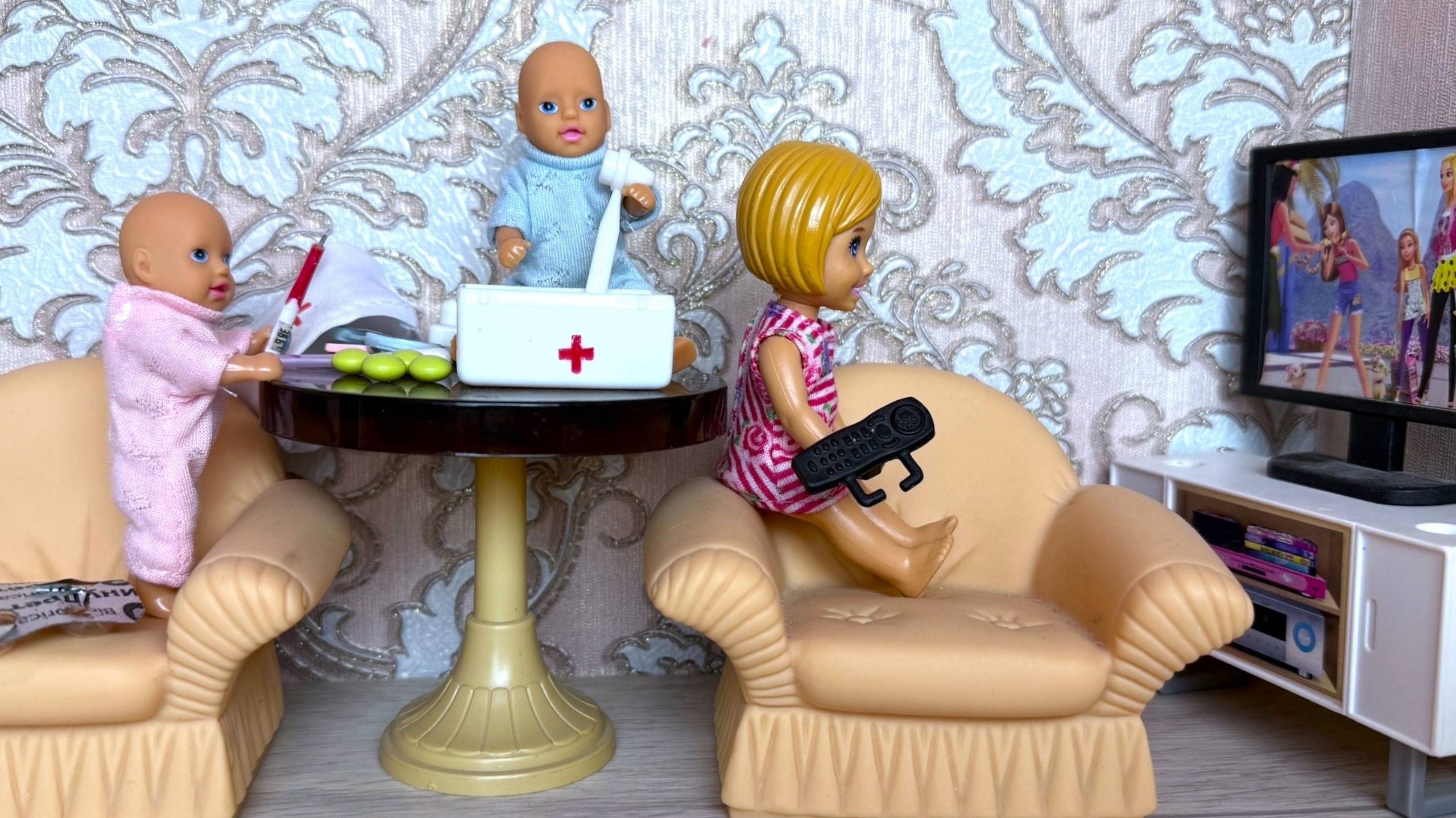 МУЛЬТИКИ СМОТРЕЛА И НЕ ДОГЛЯДЕЛА😱😱 Катя и Макс веселая семейка! Куклы Барби и ЛОЛ истории Даринел смотреть онлайн