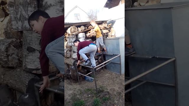 Дети 1 серия - Малые достают мяч футбольный смотреть онлайн