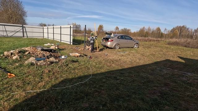 Заворачиваем сваи под сдвижные ворота. Это было не легко! 
И так сойдёт!