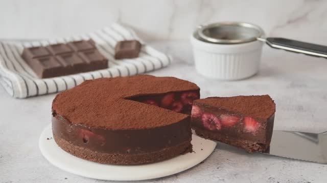 Как приготовить легкий банановый тортик с сюрпризом внутри.