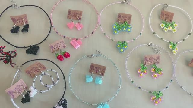 Как плести из бисера украшения и фигурки / что сплести из бисера / бисероплетение / бисер / смотреть онлайн