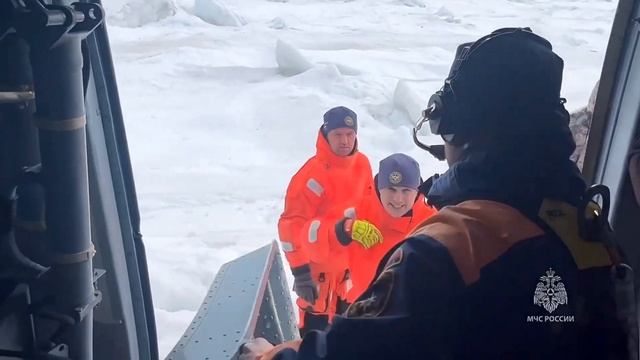 Моменты операции по спасению 82 рыболовов-любителей в Стародубском