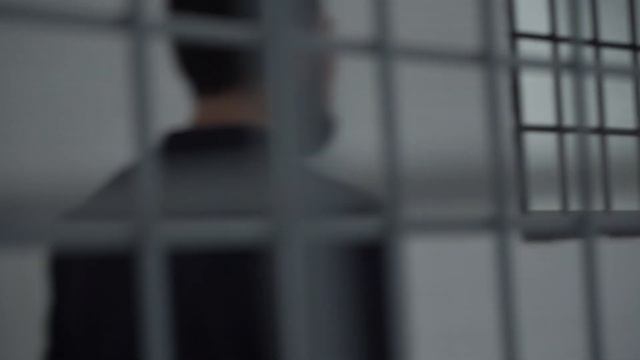 Tuzoq seriali Qamoqdagi kelishuv sahnasi kadr orti смотреть онлайн