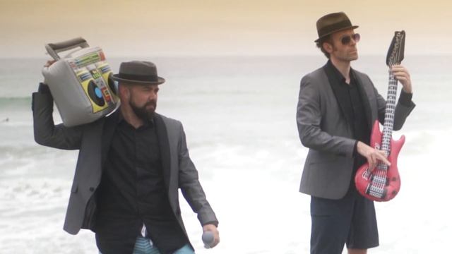 "Oops Baby Gimme More" by The Klipptones смотреть онлайн