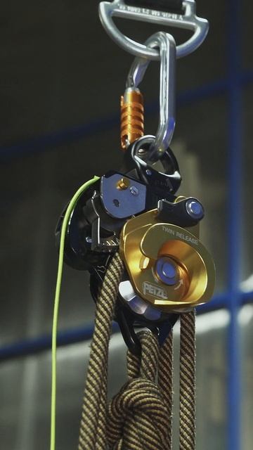 Petzl TWIN RELEASE - двойной ролик с блокировкой для полиспастов.