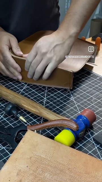 A Handmade Bag In 15 Seconds #leathercraft #howitsmade