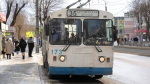 Троллейбус Екатеринбурга ЗиУ-682Г [Г00] №173 маршрут №35 на остановке "Саввы Белых"