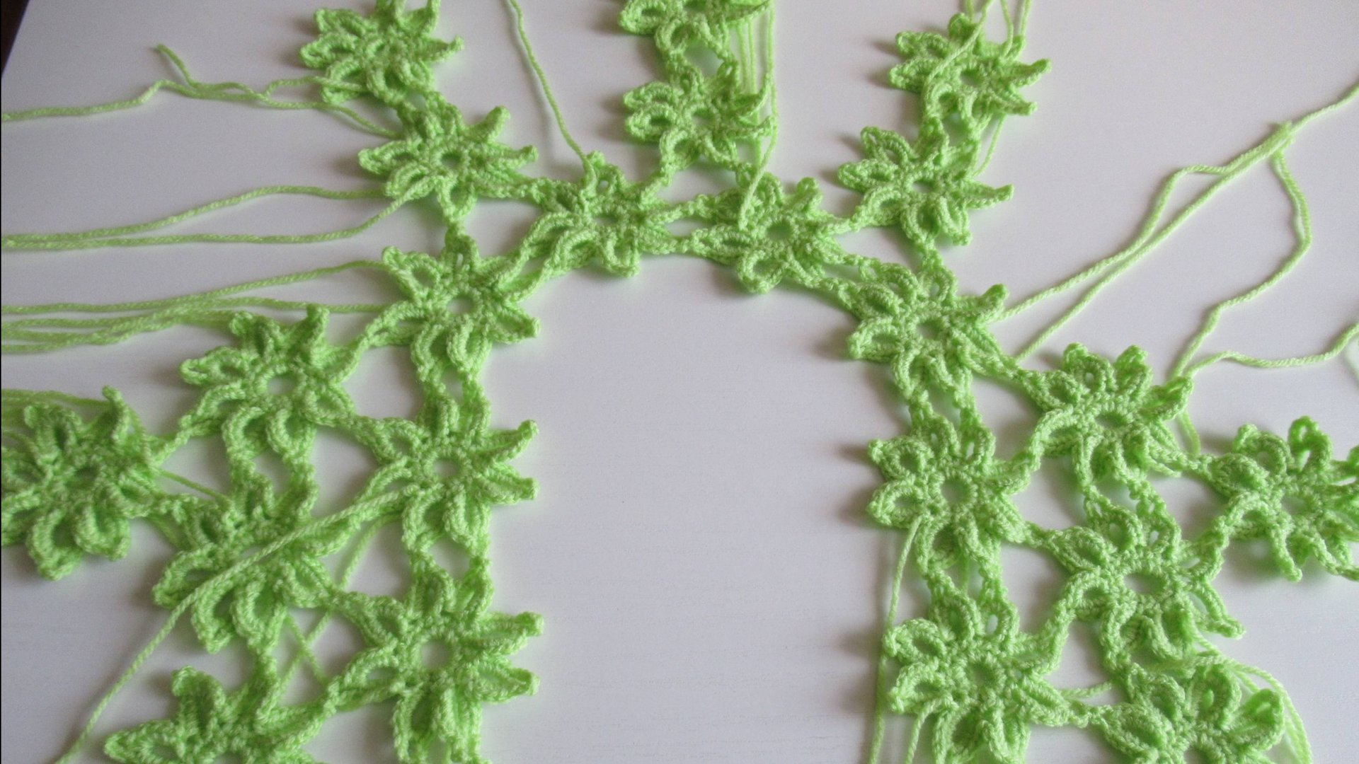 Как соединять между собой вязаные цветочки для шарфика смотреть онлайн