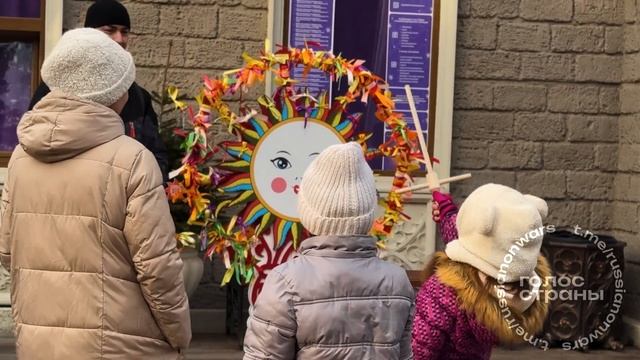 Жители и гости столицы увидели и приняли участие в театрализованных представлениях на Масленицу смотреть онлайн