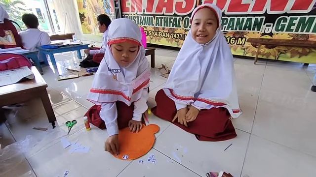 Tema 8 Kelas 2 SD : Membuat karya jam dinding dari kardus bekas. смотреть онлайн