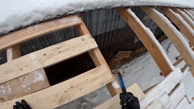 Работаем на крыше ! Обрешетка начало ! ХУТОР В ЛЕСУ №609