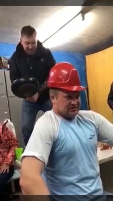 По каске 😉✌️😂😂😂 смотреть онлайн