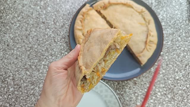 Cтаринный рецепт пирога с квашеной капустой и грибами смотреть онлайн