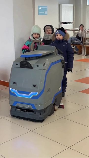 Российский поломоечный робот MARK 2: безупречная уборка в школе смотреть онлайн