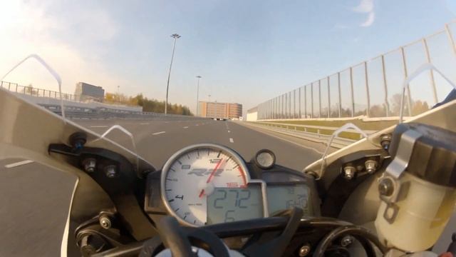 Мотогонки по городу - спортбайк KTM RC8 1190 против мотоцикла BMW S1000RR на ЧТК/СВХ смотреть онлайн