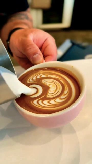 Winged Latte Arts Heart #shorts #latteart #shortsfeed #barista #tutorial смотреть онлайн