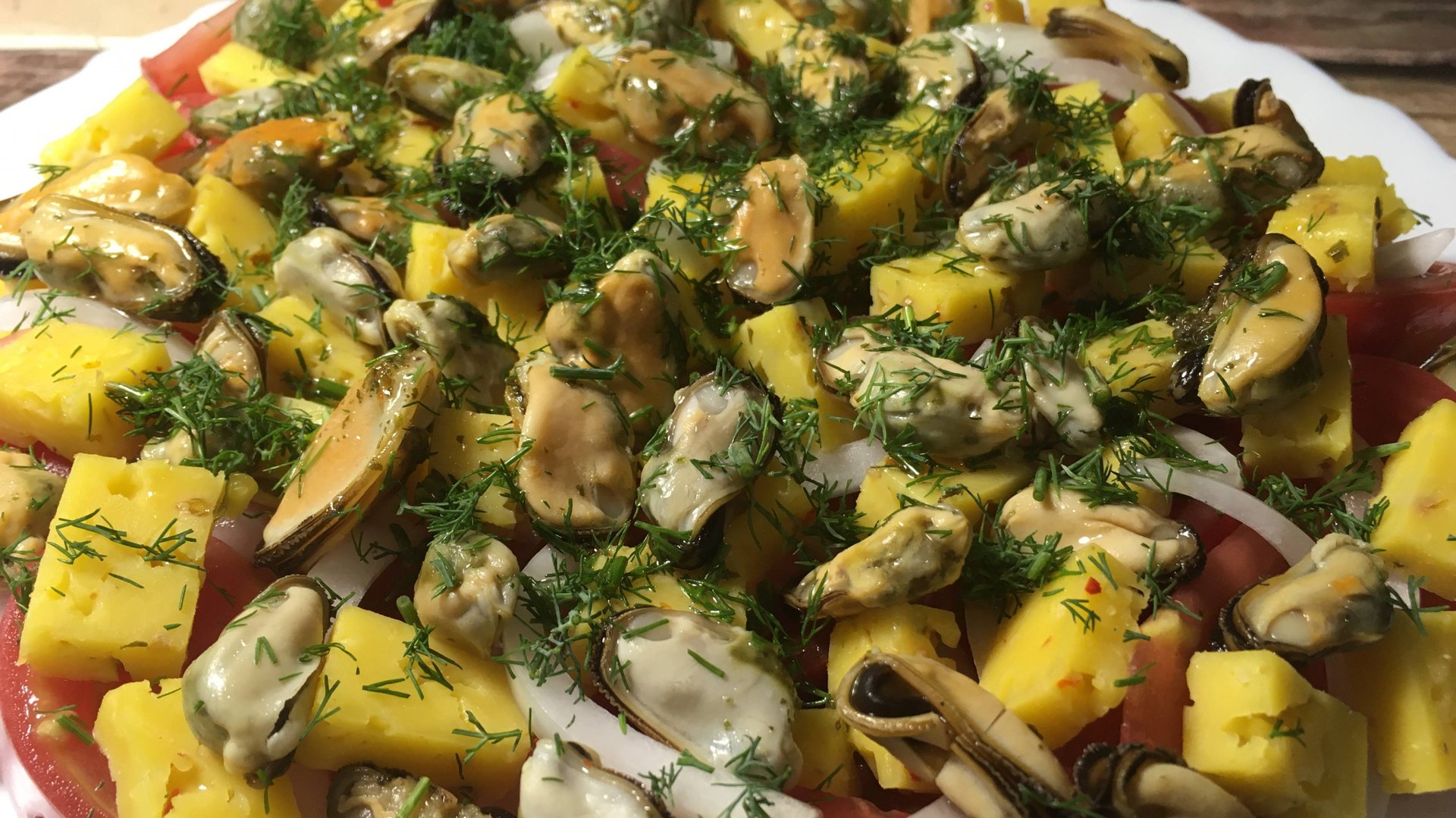 Салат с мидиями и сыром