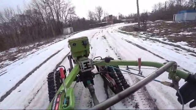 Как тяжёлый мотоблок на гусеницах "Крутец" выполняет поворот смотреть онлайн