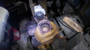 Просверлил шкворень и поставил тавотницу.