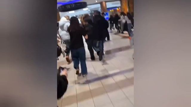 Мытищи. В ТЦ «Красный кит» произошла стрельба между посетителем и охранниками. 2 марта 2025 г. смотреть онлайн